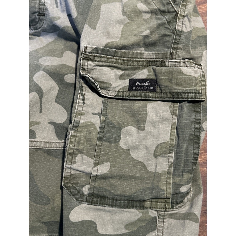 Wrangler Relaed Fit Camo Cargo Shorts Men's Size 33 - Picture 5 of 8
